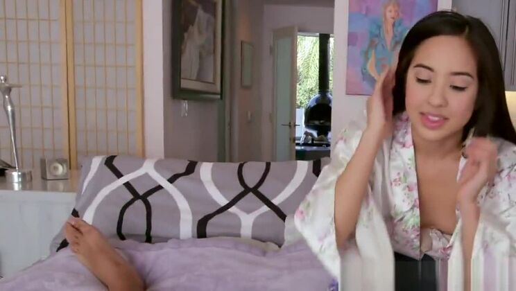 Миниатюрная азиатка-любительница сосет черный член