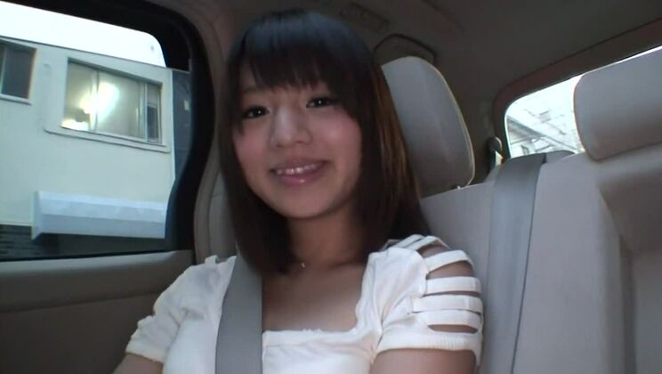 Великолепная японская модель Мию Хошисаки в сцене с безумным минетом и худенькой японской порнозвездой.