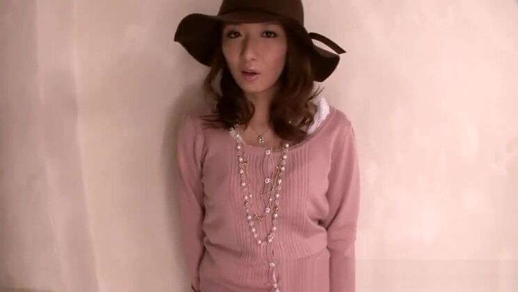 Японскую девушку трахают сзади, после чего она получает огромную порцию спермы.