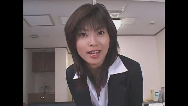 Экзотическая японская модель Рин Сузука в порнофильме "Фетиш на ноги, чулки"