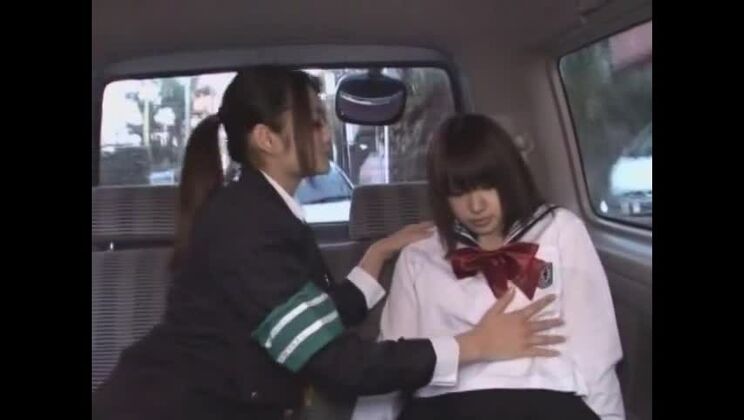 Похотливая японская шлюха Риса Мураками в безумном лесбийском порно-ролике с игрушками.