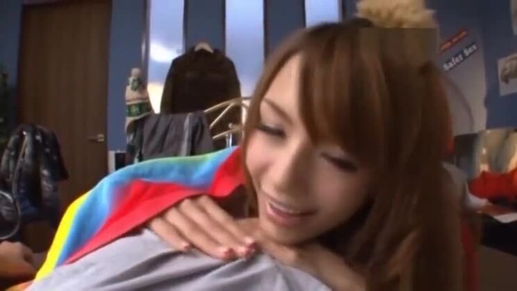 Азиатская красотка лижет тело парня в постели