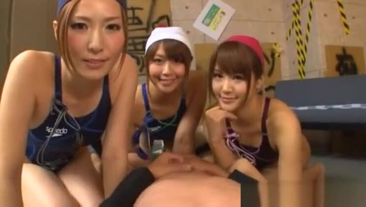 Несколько похотливых азиатских зрелых женщин наслаждаются сексом с одним горячим парнем.