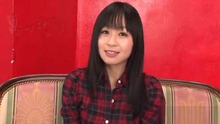 Возбужденная азиатка возбуждается от дилдо