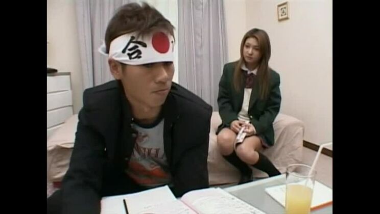 Потрясающая японская девушка в восхитительной сцене из японского порно.