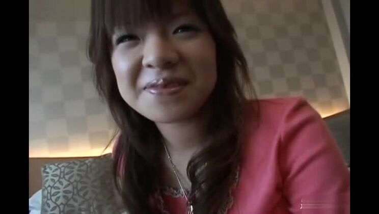 Потрясающая японская шлюха в откровенных сценах с мастурбацией, любительское JAV-видео.