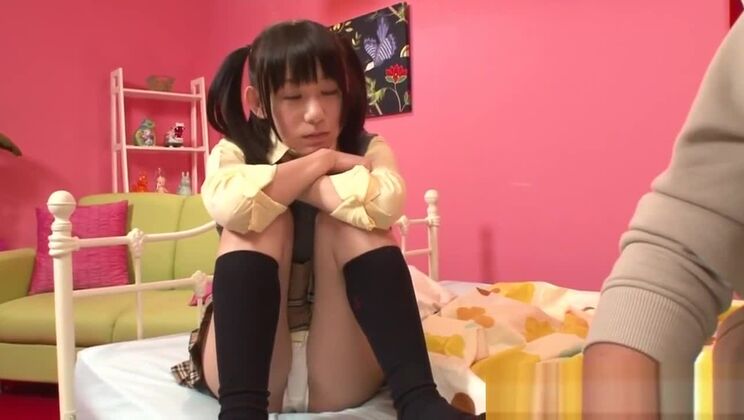 Глотание большой груди у азиатки.