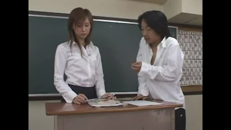 Сумасшедшая японская девушка Моэ Кимидзима в клипе с лучшими дилдо/игрушками и групповым сексом (JAV).