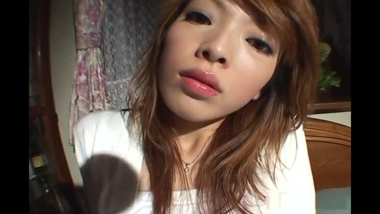 Саори Китадзима с огромной страстью сосет пульсирующий член.