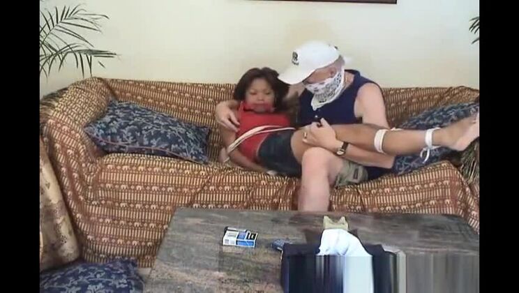 Азиатскую девушку-подростка связал и ощупал старый гангстер.