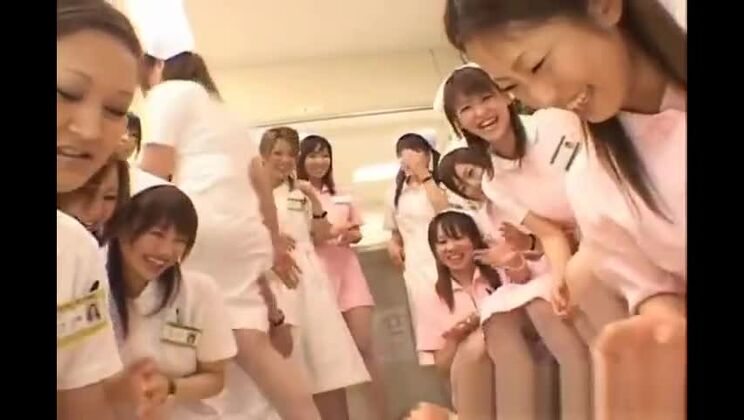 Настоящие азиатские медсестры наслаждаются сексом сверху, часть 1