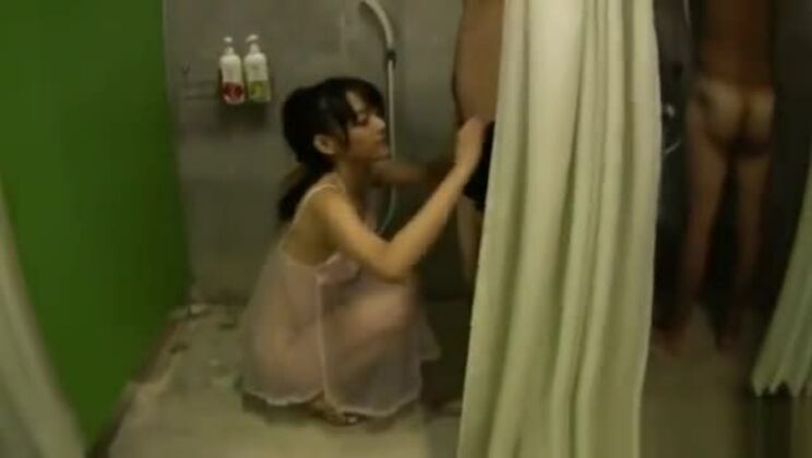 Шоу ласкает свой член в душе