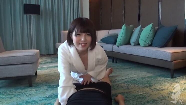 Очень милая японская девушка-подросток катается