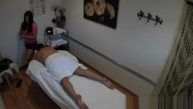 Пышнотелая японская массажистка занимается сексом в позе наездницы.