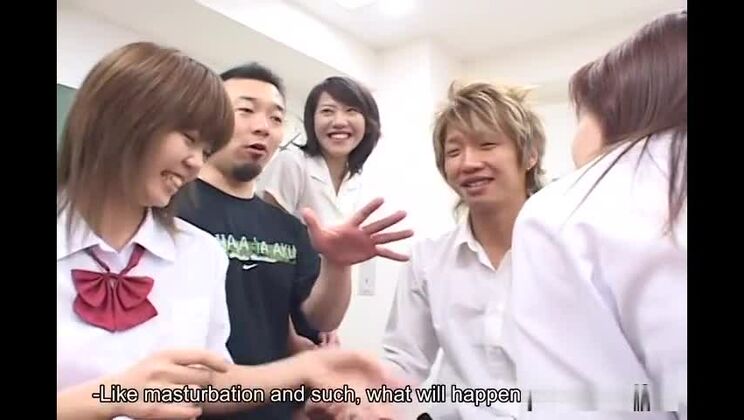 Дикие подростки-айдолы занимаются сексом в школе.