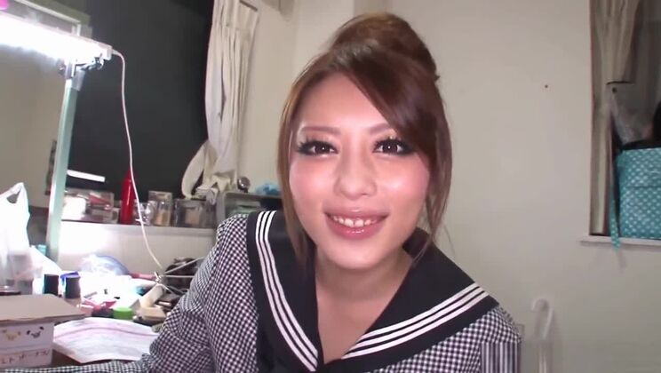 Красотка делает минет с глубоким проникновением.