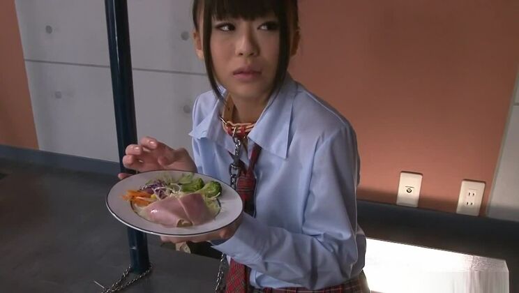 Невероятная японская девушка Чика Исихара в экзотическом японском порнофильме без цензуры, где она делает минет.