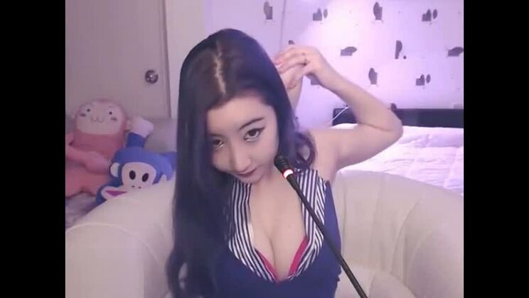 Азиатская красавица чувственно дразнит в колготках.