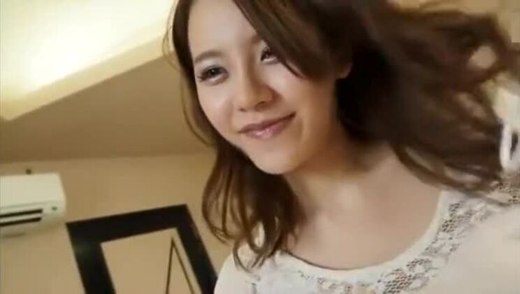 Красивая японка в хирургической маске сосет член под маской.