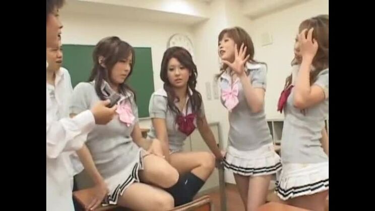 Лучшие японские девушки Руру Юки, Рио Хамасаки, Ай Кавамото в JAV-видео "Возбужденные игрушки, минет".