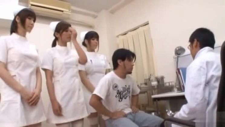 Горячая японская красотка, секс на станции.