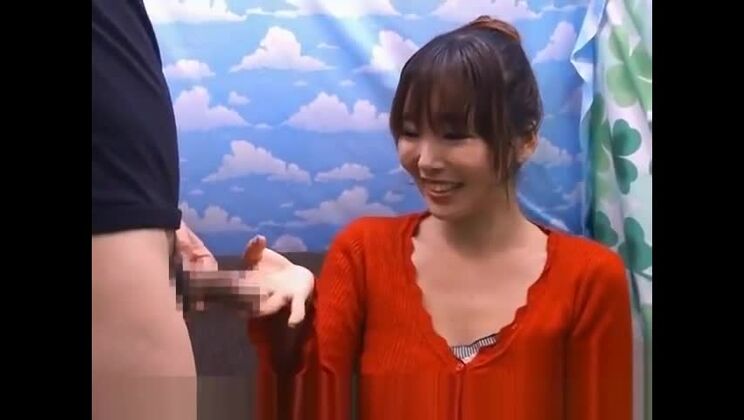 Красивая сексуальная японская красотка дразнит парня