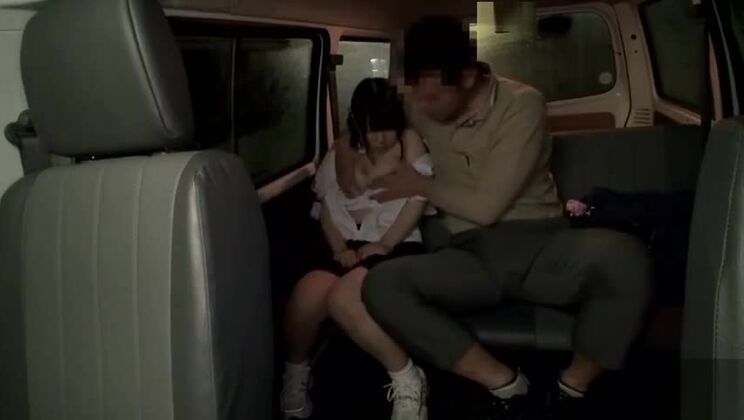 Очаровательная молодая японская проститутка участвует в потрясающем порно с минетом на публике.