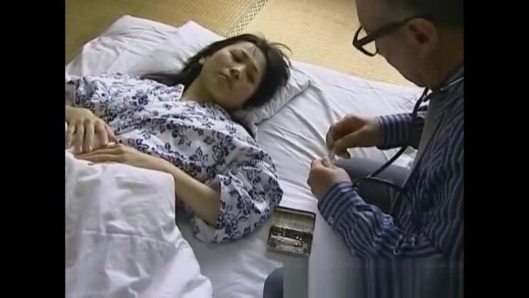 Горячая азиатская красотка занимается сексом со зрелой женщиной, часть 3.