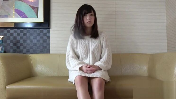 Красивая японская девушка-подросток занимается сексом, кончает внутрь.