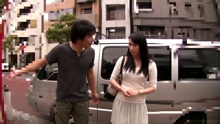 Развратная азиатская милф любит секс в машине и минет.