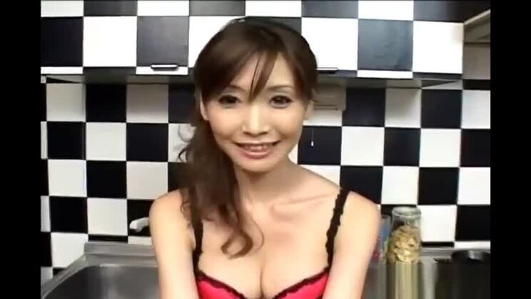 Японская идол Юи Нацуки дает немного, часть 1.