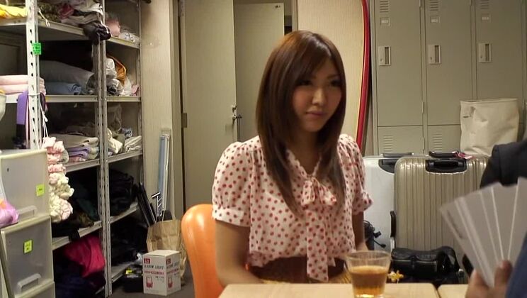 Самая горячая японская проститутка в экзотическом минете, сцена с подростками в японском порно.