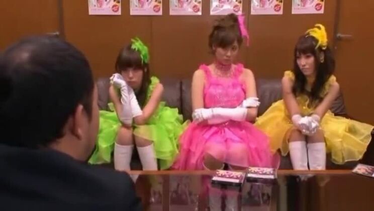 Безумная японская шлюха в JAV-видео поработит ваш разум.