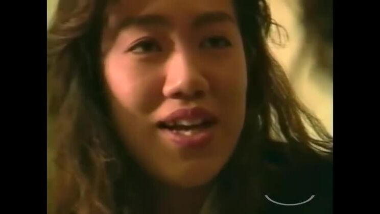 Две азиатские девушки смотрят порно, целуются, сосут соски, лижут вагины, занимаются сексом в позе 69 на полу в комнате.