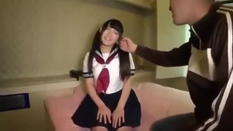 Развратная азиатская девушка-подросток и ее секс-игрушки.