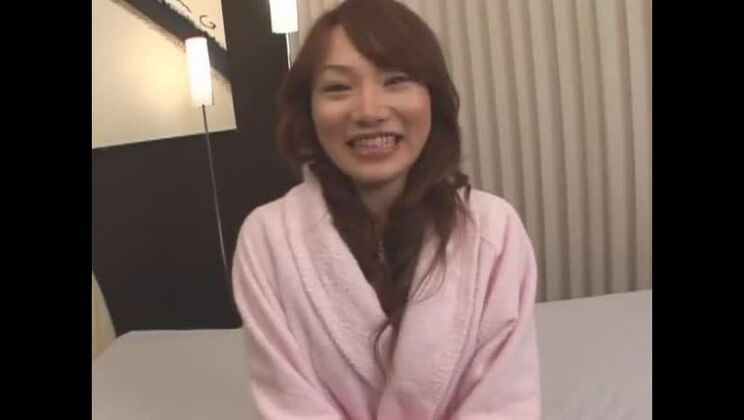 Великолепная японская модель в потрясающем тройничке, мастурбация/онани