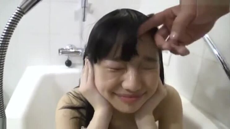 Улыбчивая милая девочка любит большой член папы