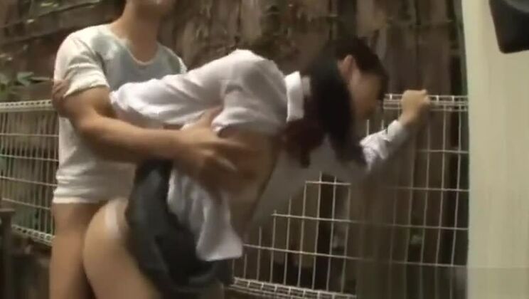 Самая горячая японская девушка в диком фильме с маленькой грудью. Смотрите и смотрите.