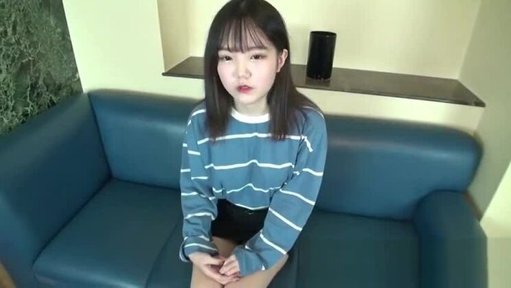 Миниатюрная японская девушка-подросток впервые участвует в кастинге, часть 1.