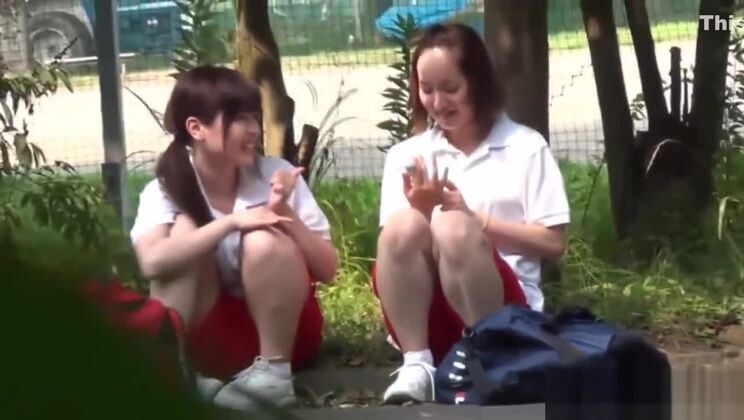 шаловливые азиатки ласкают пальцами.