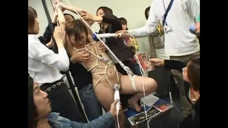 Сумасшедшие японские девушки Мика Накадзё, Мисаки Асох, Ая Сакураба в сцене из японского порно с участием великолепной секретарши.