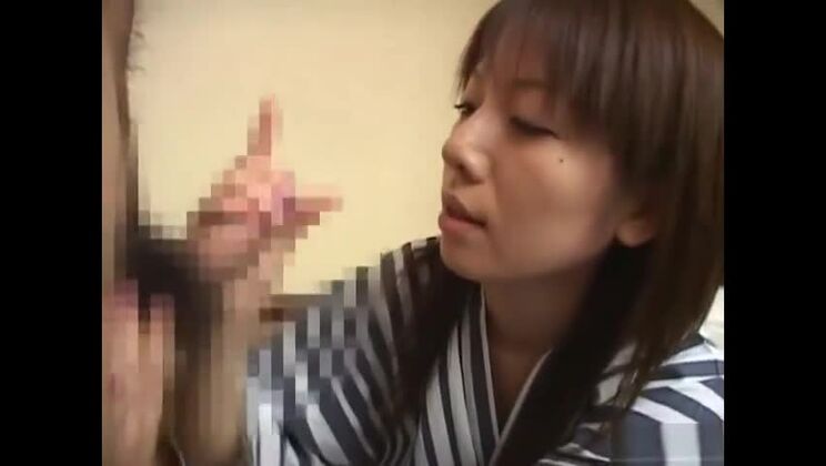 Неверная японская жена с субтитрами делает минет актеру Пышногрудая