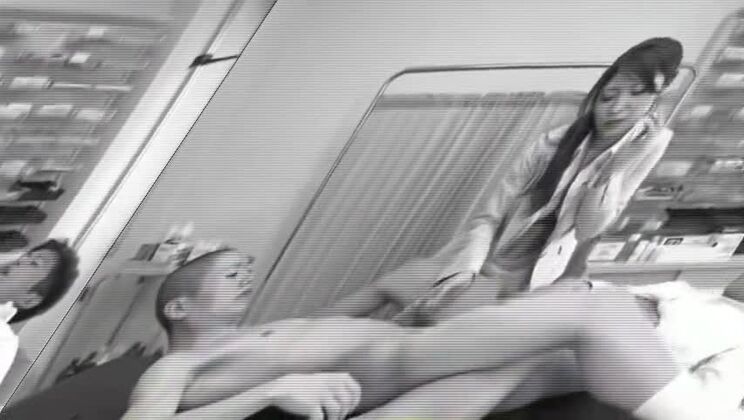 Экзотическая японская девушка Кокоми Сакура в самом горячем японском порнофильме с элементами фингеринга и чулок.