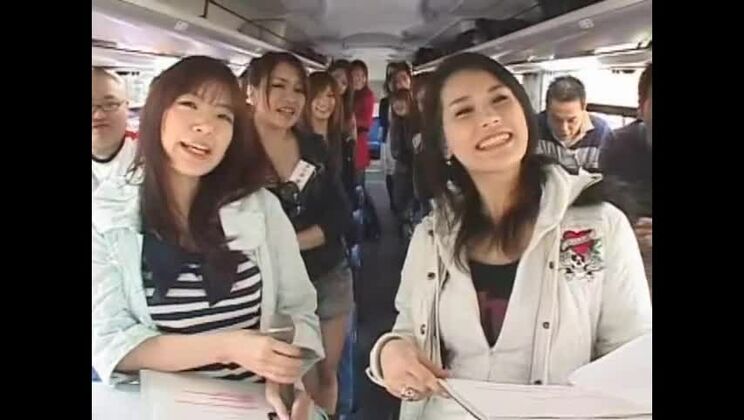 Сумасшедшая японская шлюшка Нао Мизуки, Мария Одзава, Ре Аканиши в возбужденном вуайеристе, трахает пальцами яв клип