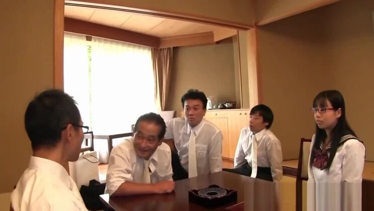 азиатская девушка-подросток с большой грудью,