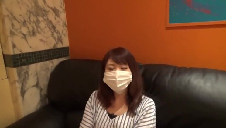 Японская невинная девушка-подросток впервые занимается сексом с незнакомцем