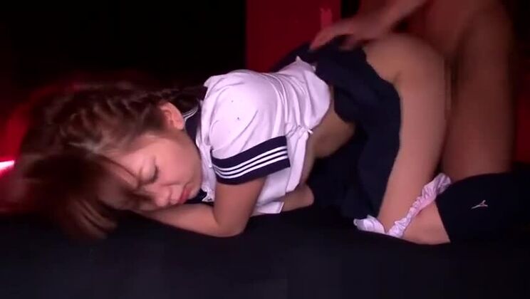 Застенчивую японскую школьницу трахают в девственную вагину