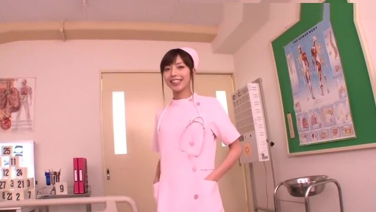 Горячая медсестра, минет ногами