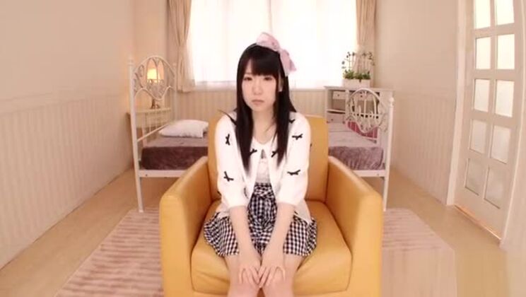 Похотливая японская красавица становится объектом ласк.