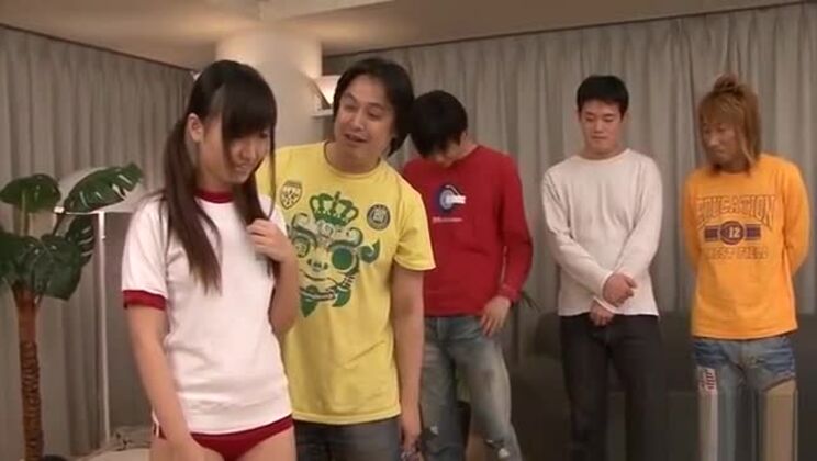 Эта девушка-подросток обожает сосать два члена.